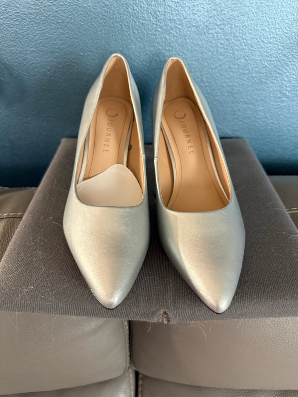 Journee Collection Silver Pointed Toe Pumps - Women's. Size 8🩵🩵DAMAGED